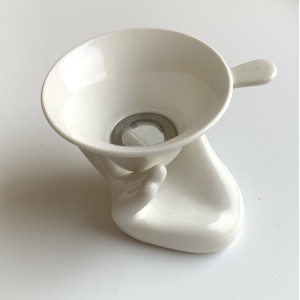 Рука и ситечко фарфоровые. Photo 3